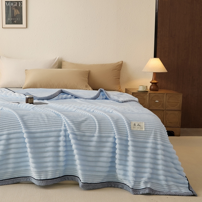 91家纺网 家纺一手货源 找家纺 澳梵家居 2025新款魔法绒糯糯绒提花抽条毛毯盖毯 简约-奶油蓝