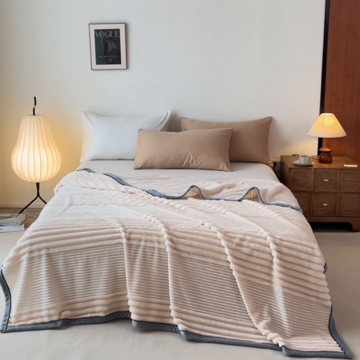 91家纺网 家纺一手货源 找家纺 澳梵家居 2025新款魔法绒糯糯绒提花抽条毛毯盖毯 简约-奶白