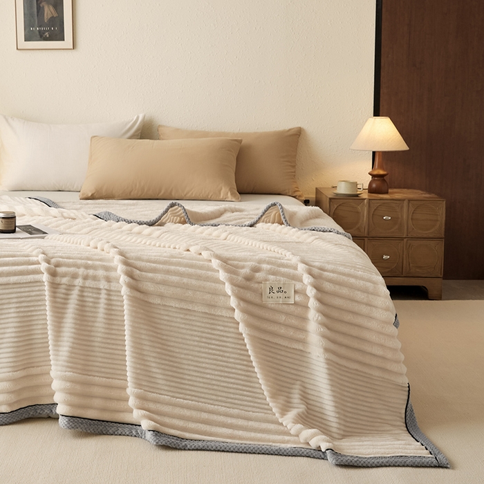 91家纺网 家纺一手货源 找家纺 澳梵家居 2025新款魔法绒糯糯绒提花抽条毛毯盖毯 简约-奶白