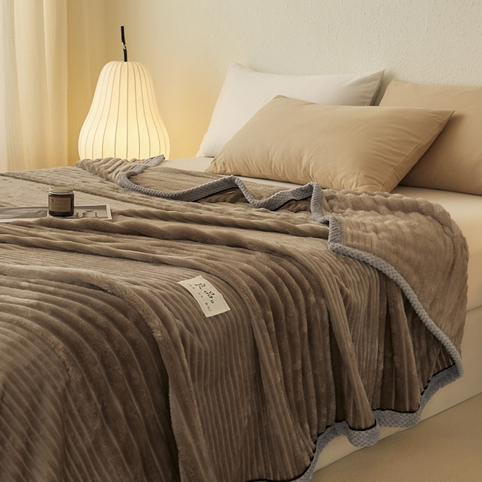 91家纺网 家纺一手货源 找家纺 澳梵家居 2025新款魔法绒糯糯绒提花抽条毛毯盖毯 简约-深棕