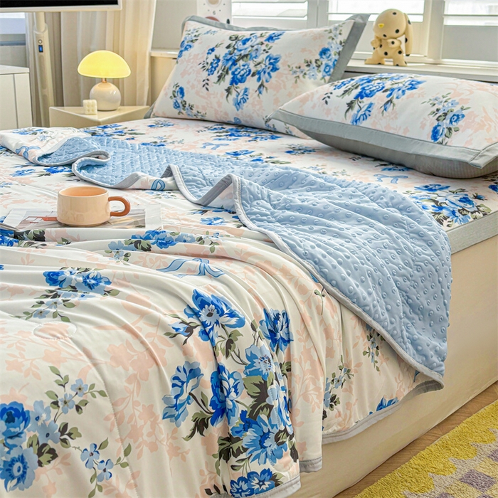 91家纺网 家纺一手货源 找家纺 雯豆2025春夏新款凉感丝夏被空调被子印花A类卡通小清新夏被 冰丝夏被四件套-芳华如梦