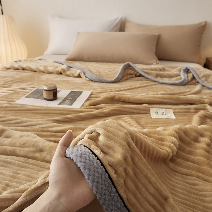 91家纺网 家纺一手货源 找家纺 澳梵家居 2025新款魔法绒糯糯绒提花抽条毛毯盖毯 简约-卡其