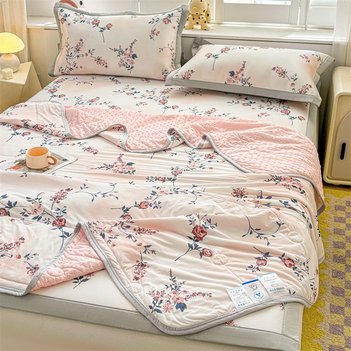 91家纺网 家纺一手货源 找家纺 雯豆2025春夏新款凉感丝夏被空调被子印花A类卡通小清新夏被 冰丝夏被四件套-闻香玫瑰