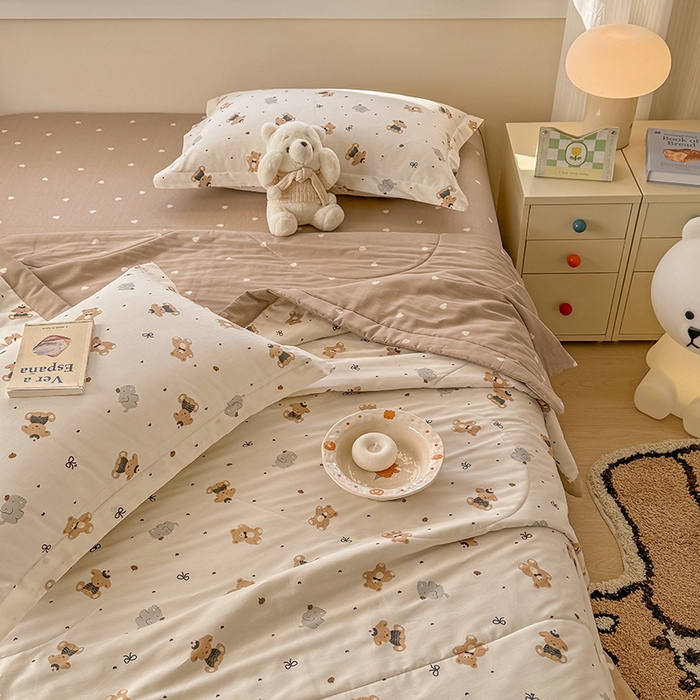 91家纺网 家纺一手货源 找家纺 梦依依 2025新款小清新印花系列里外全棉棉花被夏被四件套 假日萌熊