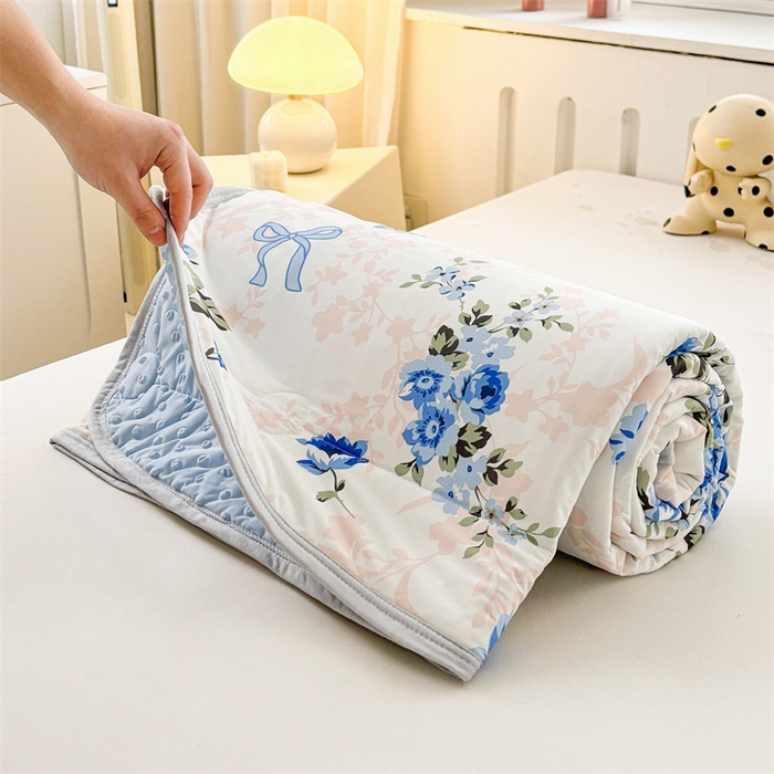 91家纺网 家纺一手货源 找家纺 雯豆2025春夏新款凉感丝夏被空调被子印花A类卡通小清新夏被 冰丝夏被四件套-芳华如梦