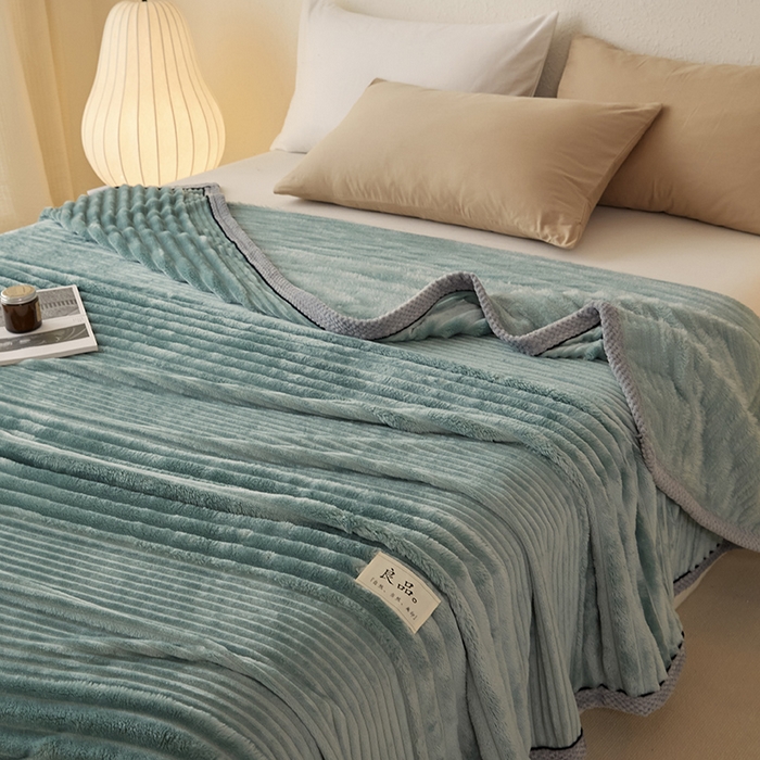 91家纺网 家纺一手货源 找家纺 澳梵家居 2025新款魔法绒糯糯绒提花抽条毛毯盖毯 简约-黛蓝