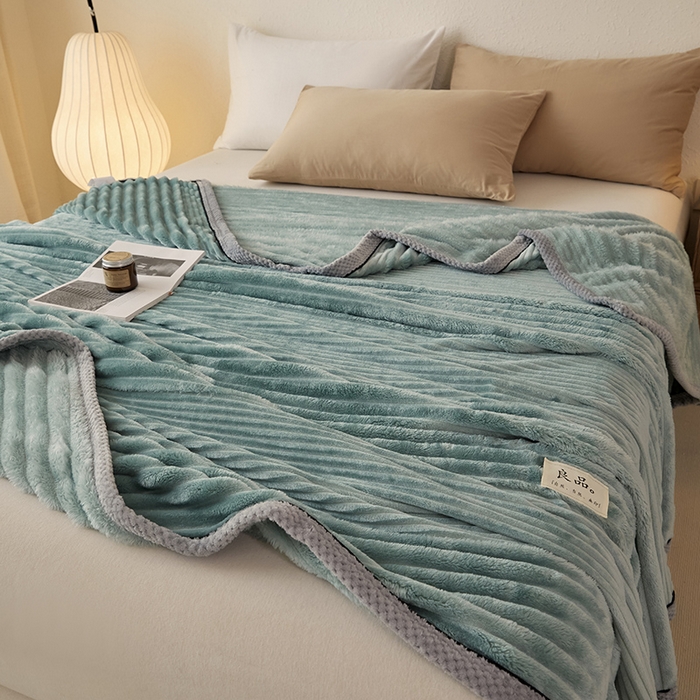 91家纺网 家纺一手货源 找家纺 澳梵家居 2025新款魔法绒糯糯绒提花抽条毛毯盖毯 简约-黛蓝