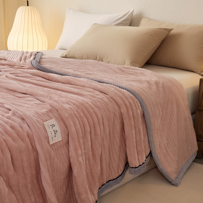 91家纺网 家纺一手货源 找家纺 澳梵家居 2025新款魔法绒糯糯绒提花抽条毛毯盖毯 简约-粉