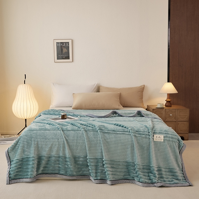 91家纺网 家纺一手货源 找家纺 澳梵家居 2025新款魔法绒糯糯绒提花抽条毛毯盖毯 简约-黛蓝