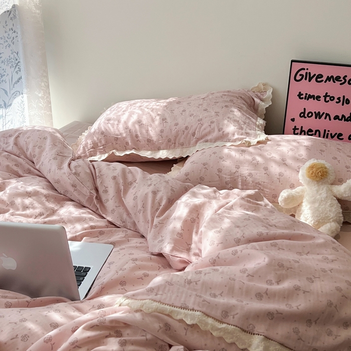 91家纺网 家纺一手货源 找家纺 荣轩2025新款全棉双层纱镂空花边工艺款四件套（铺床版） 颜花朝