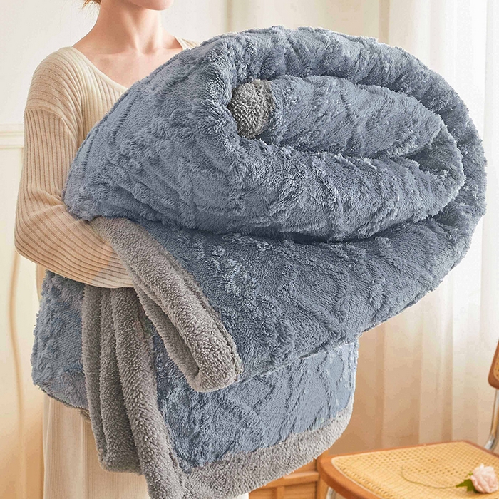 91家纺网 家纺一手货源 找家纺 澳梵家居 2025新款塔芙绒提花毛毯盖毯 柔雾蓝-灰