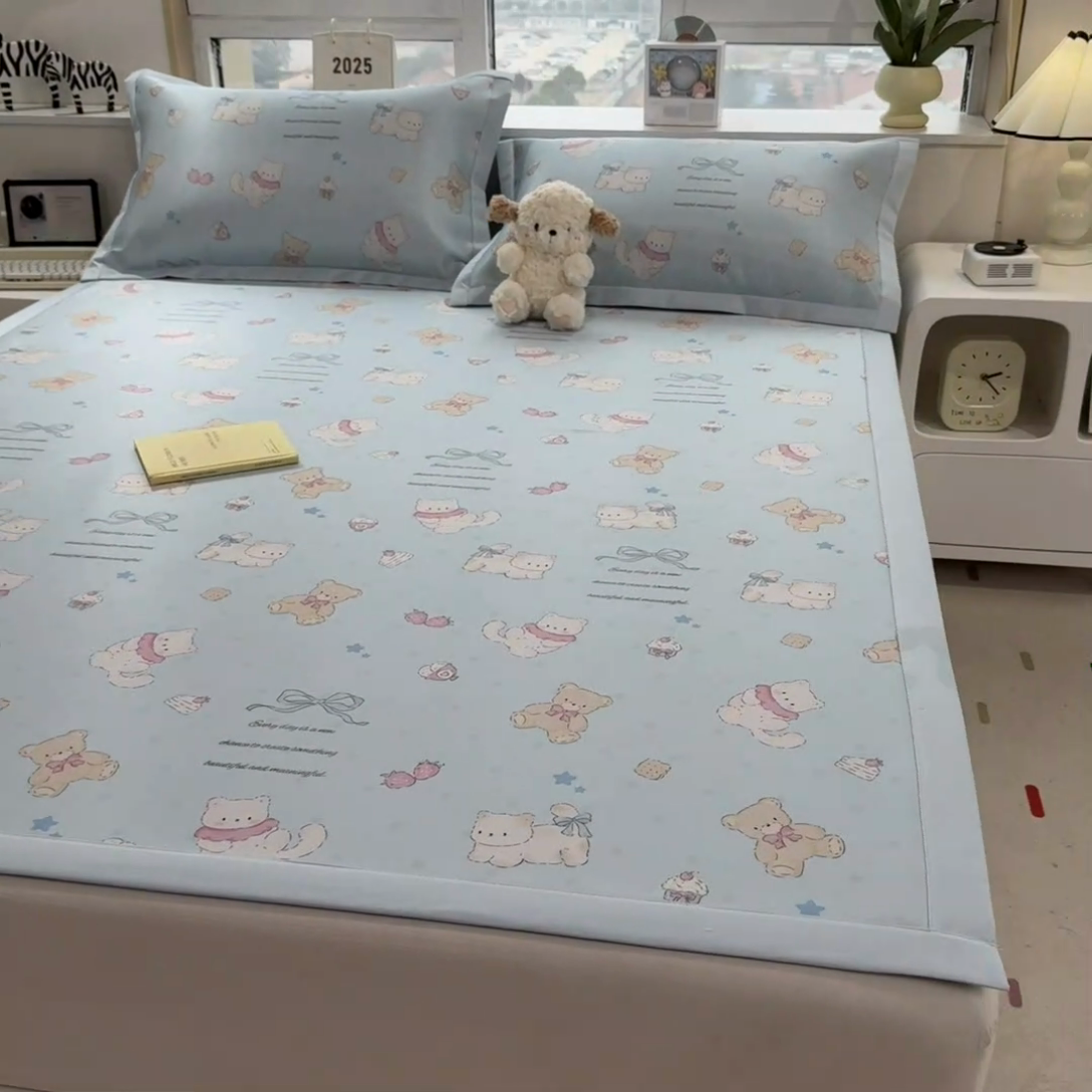 91家纺网 家纺一手货源 找家纺 丝羽坊 2025新款小版印花冰丝凉席平铺床席款冰丝席碳光冰丝凉席 小熊派对