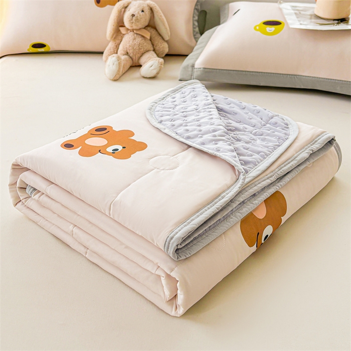 91家纺网 家纺一手货源 找家纺 雯豆2025春夏新款凉感丝夏被空调被子印花A类卡通小清新夏被 冰丝夏被四件套-咖啡小熊