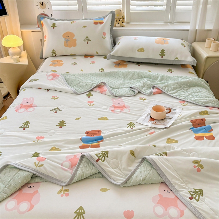 91家纺网 家纺一手货源 找家纺 雯豆2025春夏新款凉感丝夏被空调被子印花A类卡通小清新夏被 冰丝夏被四件套-动物乐园