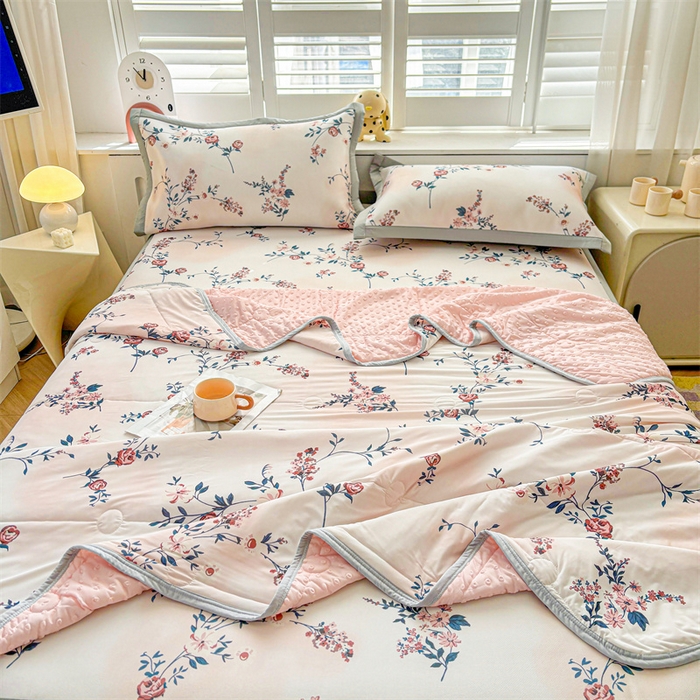 91家纺网 家纺一手货源 找家纺 雯豆2025春夏新款凉感丝夏被空调被子印花A类卡通小清新夏被 冰丝夏被四件套-闻香玫瑰