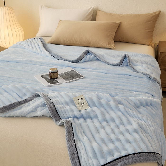 91家纺网 家纺一手货源 找家纺 澳梵家居 2025新款魔法绒糯糯绒提花抽条毛毯盖毯 简约-奶油蓝