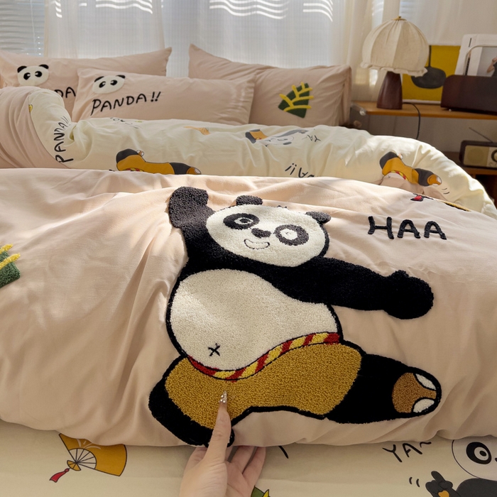 91家纺网 家纺一手货源 找家纺 罗亿家纺 2025新款云朵棉可爱毛巾绣系列四件套 熊猫会功夫