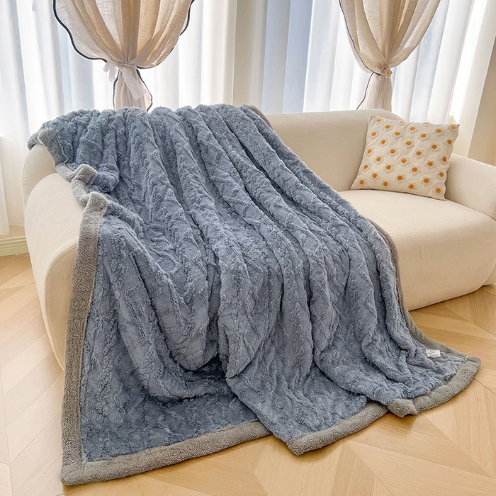 91家纺网 家纺一手货源 找家纺 澳梵家居 2025新款塔芙绒提花毛毯盖毯 柔雾蓝-灰