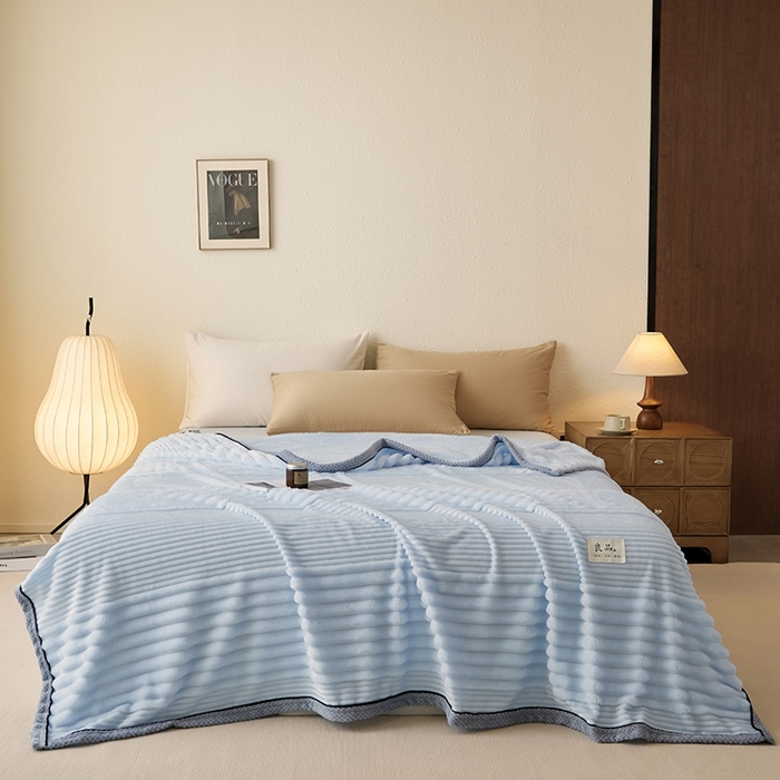 91家纺网 家纺一手货源 找家纺 澳梵家居 2025新款魔法绒糯糯绒提花抽条毛毯盖毯 简约-奶油蓝