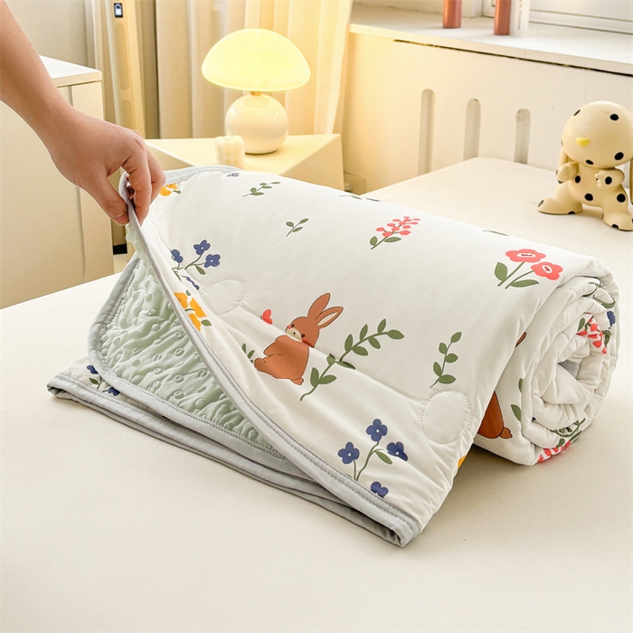 91家纺网 家纺一手货源 找家纺 雯豆2025春夏新款凉感丝夏被空调被子印花A类卡通小清新夏被 冰丝夏被四件套-花丛小兔