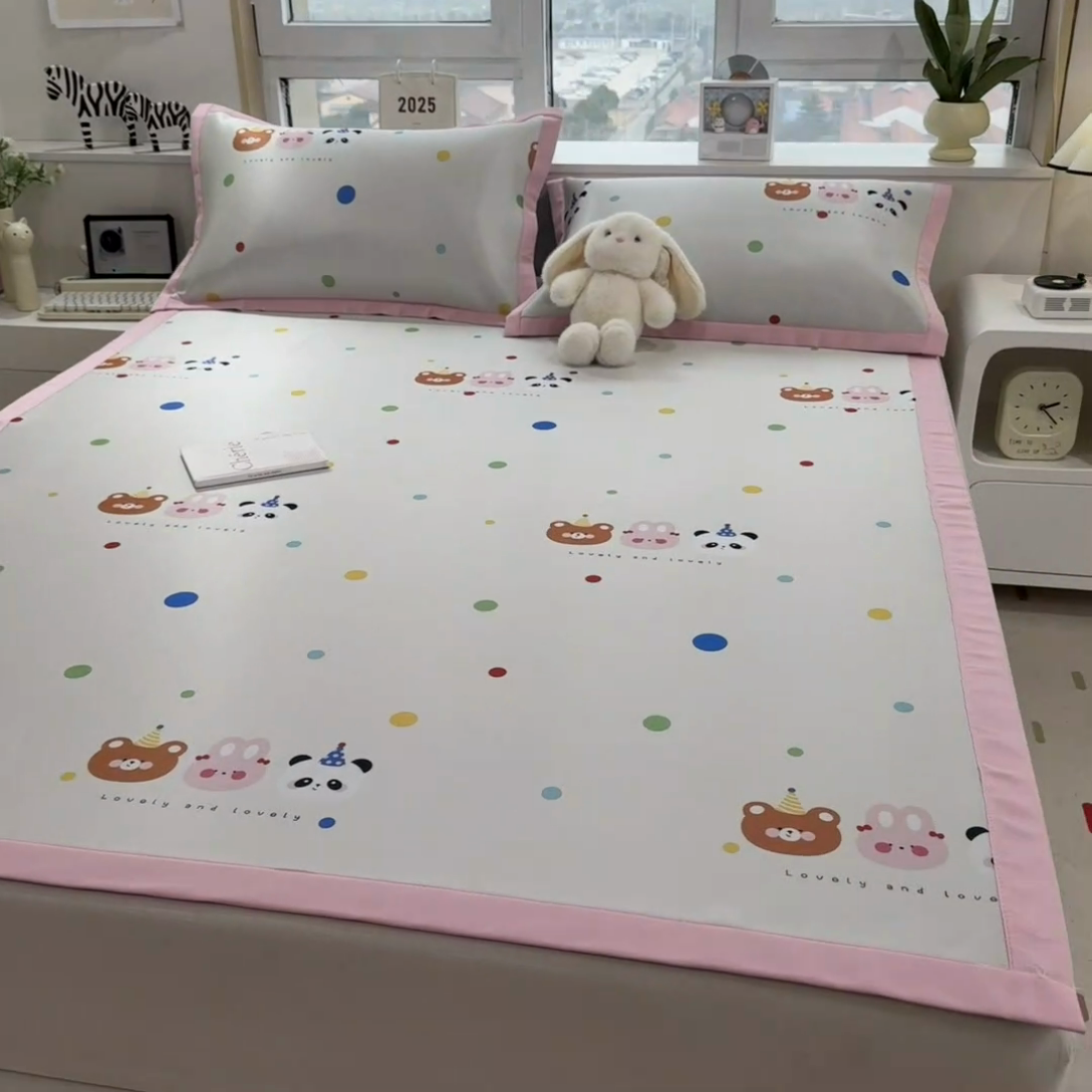 91家纺网 家纺一手货源 找家纺 丝羽坊 2025新款小版印花冰丝凉席平铺床席款冰丝席碳光冰丝凉席 熊点点