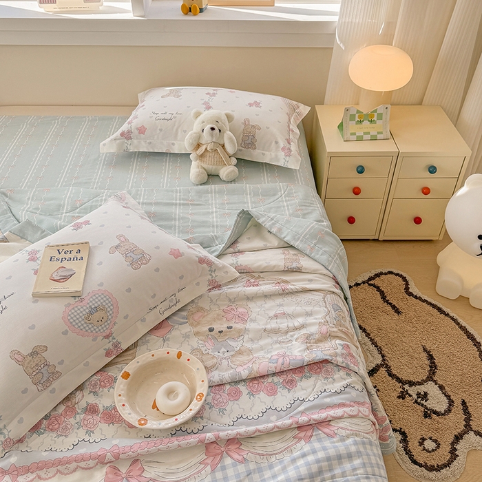 91家纺网 家纺一手货源 找家纺 梦依依 2025新款小清新印花系列里外全棉棉花被夏被四件套 宝利熊