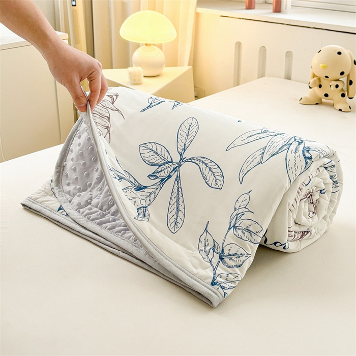 91家纺网 家纺一手货源 找家纺 雯豆2025春夏新款凉感丝夏被空调被子印花A类卡通小清新夏被 冰丝夏被四件套-迷失