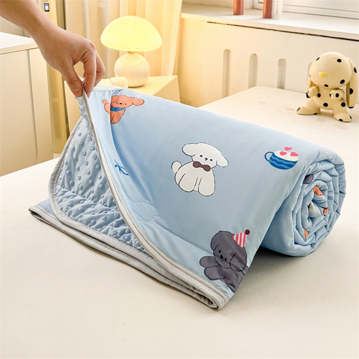 91家纺网 家纺一手货源 找家纺 雯豆2025春夏新款凉感丝夏被空调被子印花A类卡通小清新夏被 冰丝夏被四件套-旺财