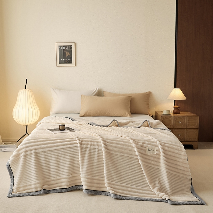 91家纺网 家纺一手货源 找家纺 澳梵家居 2025新款魔法绒糯糯绒提花抽条毛毯盖毯 简约-奶白