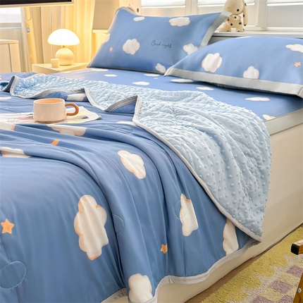 91家纺网 家纺一手货源 找家纺 雯豆2025春夏新款凉感丝夏被空调被子印花A类卡通小清新夏被 冰丝夏被四件套-天空云