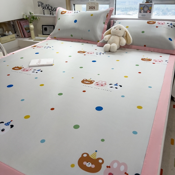 91家纺网 家纺一手货源 找家纺 丝羽坊 2025新款小版印花冰丝凉席平铺床席款冰丝席碳光冰丝凉席 熊点点