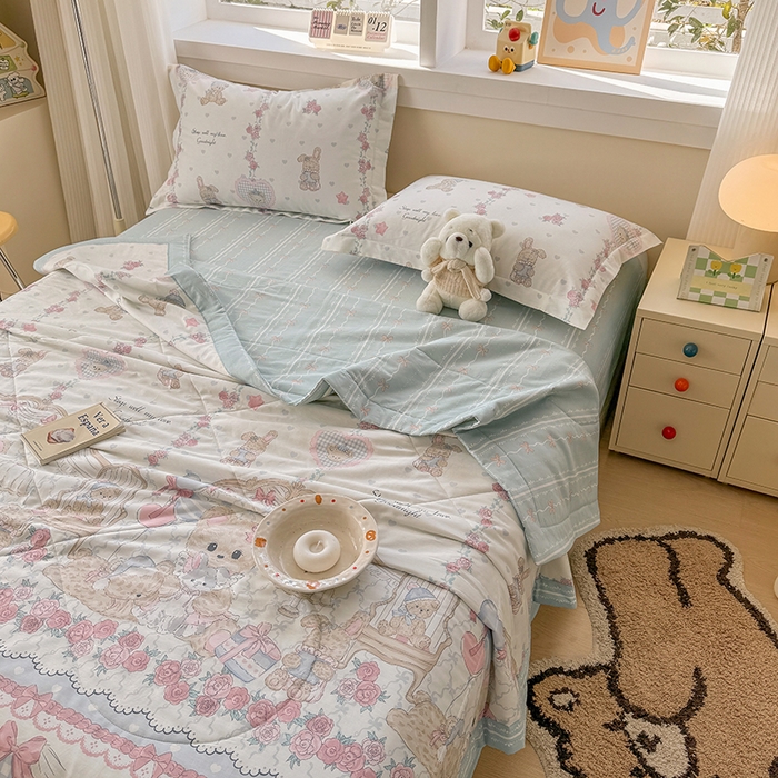 91家纺网 家纺一手货源 找家纺 梦依依 2025新款小清新印花系列里外全棉棉花被夏被四件套 宝利熊