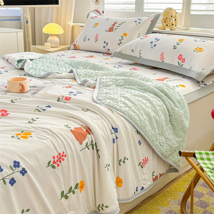 91家纺网 家纺一手货源 找家纺 雯豆2025春夏新款凉感丝夏被空调被子印花A类卡通小清新夏被 冰丝夏被四件套-花丛小兔