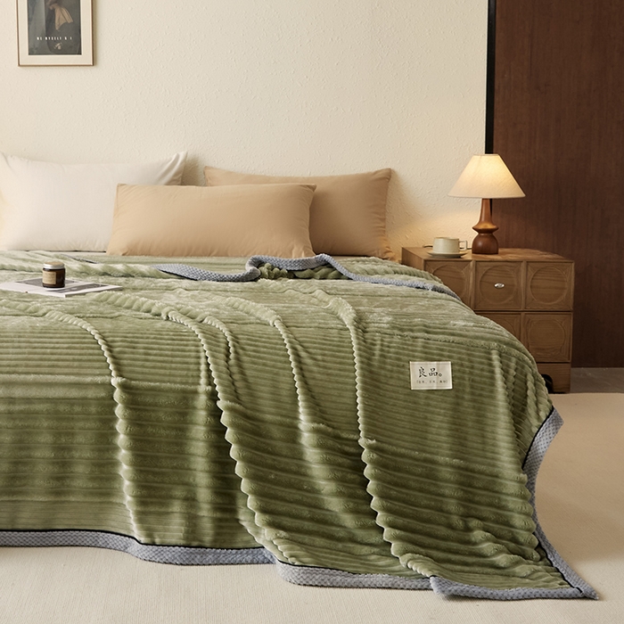 91家纺网 家纺一手货源 找家纺 澳梵家居 2025新款魔法绒糯糯绒提花抽条毛毯盖毯 简约-草绿