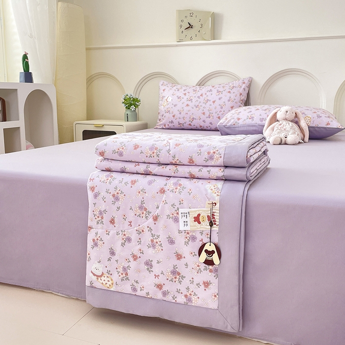 91家纺网 家纺一手货源 找家纺 宜家坊 2025新款全棉夏被碎花卡通小清新简约纯棉夏凉被夏被四件套三件套 紫荆花猫