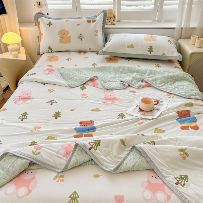 91家纺网 家纺一手货源 找家纺 雯豆2025夏季新品冰丝碳光凉席+凉感丝印花夏被四件套卡通小清新绑带席子四件套 冰丝夏被四件套-动物乐园