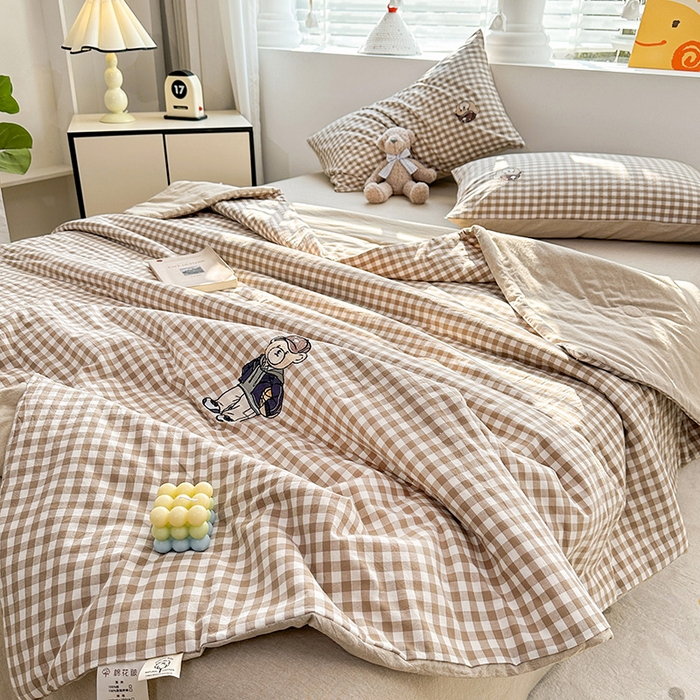 91家纺网 家纺一手货源 找家纺 大境 2025新款专版纯棉色织水洗棉刺绣全棉夏被四件套 篮球小熊-格子咖