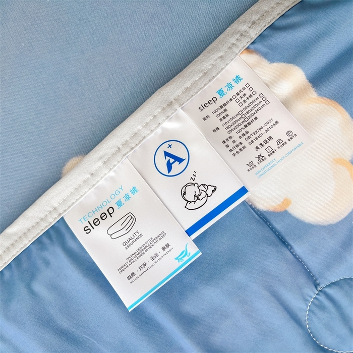91家纺网 家纺一手货源 找家纺 雯豆2025夏季新品冰丝碳光凉席+凉感丝印花夏被四件套卡通小清新绑带席子四件套 冰丝夏被四件套-天空云