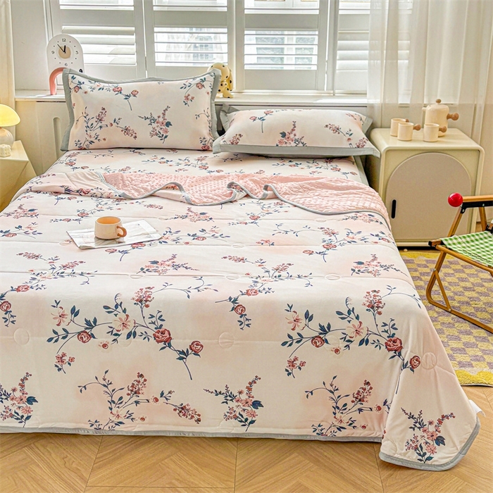 91家纺网 家纺一手货源 找家纺 雯豆2025夏季新品冰丝碳光凉席+凉感丝印花夏被四件套卡通小清新绑带席子四件套 冰丝夏被四件套-闻香玫瑰色