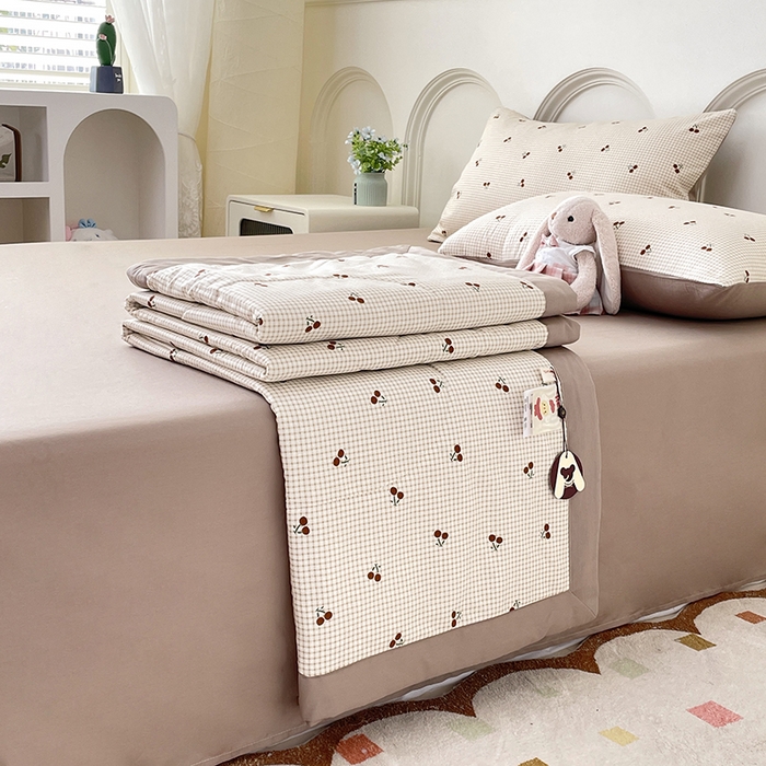 91家纺网 家纺一手货源 找家纺 宜家坊 2025新款全棉夏被碎花卡通小清新简约纯棉夏凉被夏被四件套三件套 樱桃格子红