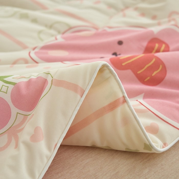 91家纺网 家纺一手货源 找家纺 畅销被业 2025新款凉感丝卡通系列印花夏被 果味熊