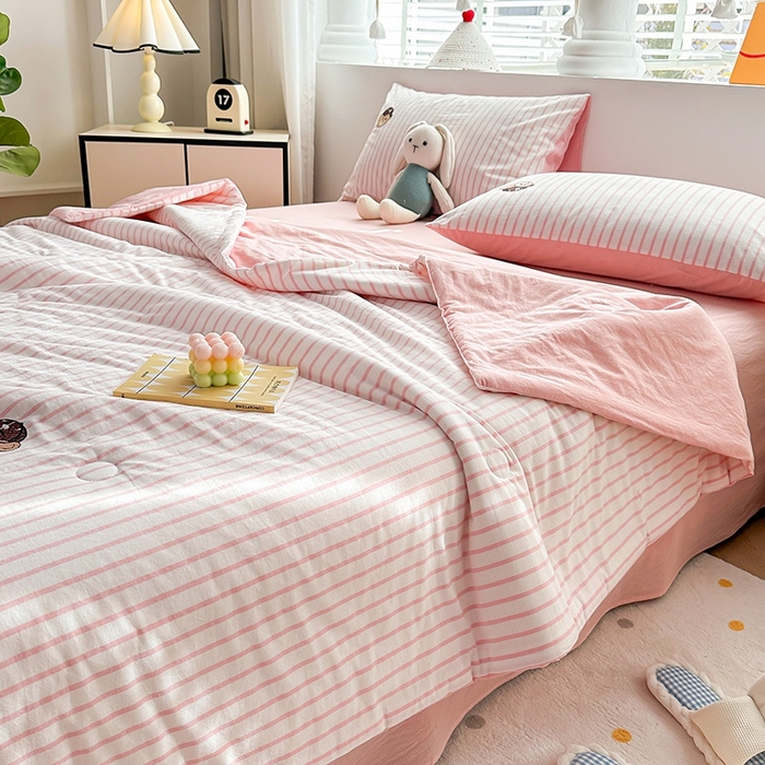 91家纺网 家纺一手货源 找家纺 大境2025新款专版纯棉色织水洗棉刺绣全棉夏被四件套夏凉被 篮球小熊-条纹粉