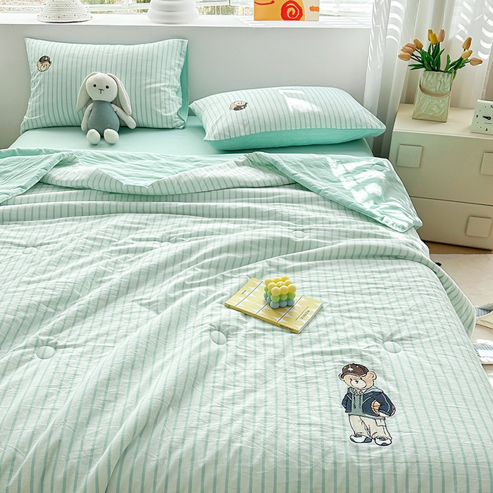 91家纺网 家纺一手货源 找家纺 大境 2025新款专版纯棉色织水洗棉刺绣全棉夏被四件套 篮球小熊-条纹绿