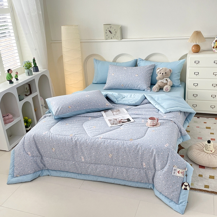 91家纺网 家纺一手货源 找家纺 宜家坊 2025新款全棉夏被碎花卡通小清新简约纯棉夏凉被夏被四件套三件套 嘉兰