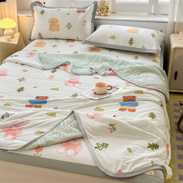 91家纺网 家纺一手货源 找家纺 雯豆2025夏季新品冰丝碳光凉席+凉感丝印花夏被四件套卡通小清新绑带席子四件套 冰丝夏被四件套-动物乐园