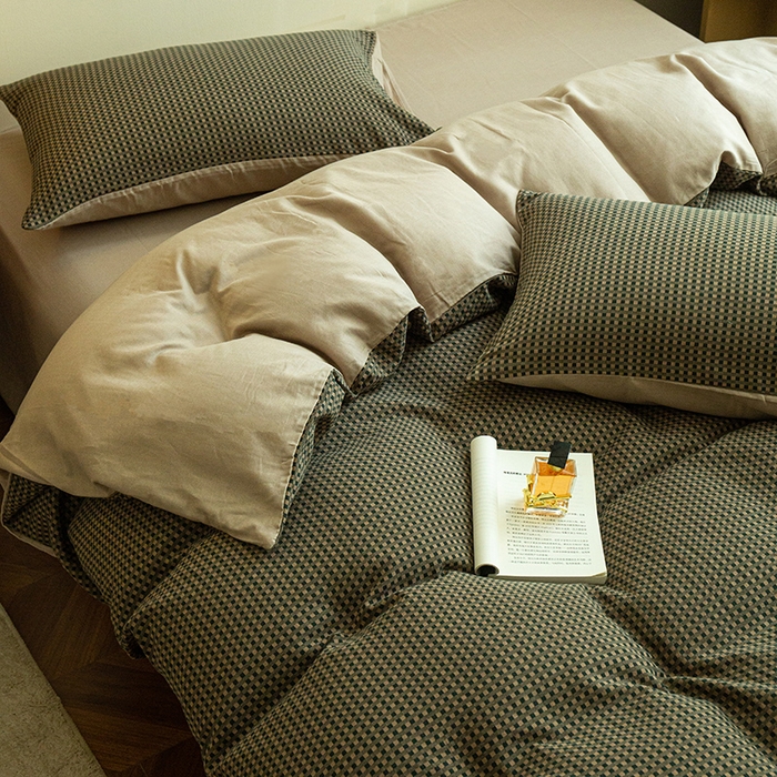 91家纺网 家纺一手货源 找家纺 2025新款A类全棉三层纱四件套 咖小格