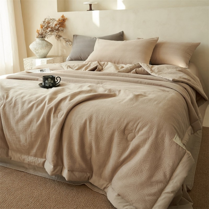 91家纺网 家纺一手货源 找家纺 金鹰 2025新款A类纯棉水洗棉三层流年提花大豆夏被四件套 流年-浅驼