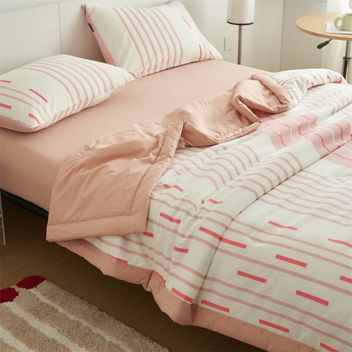 91家纺网 家纺一手货源 找家纺 金鹰 2025新款A类纯棉水洗棉三层条纹提花大豆夏被四件套 条纹-浅粉