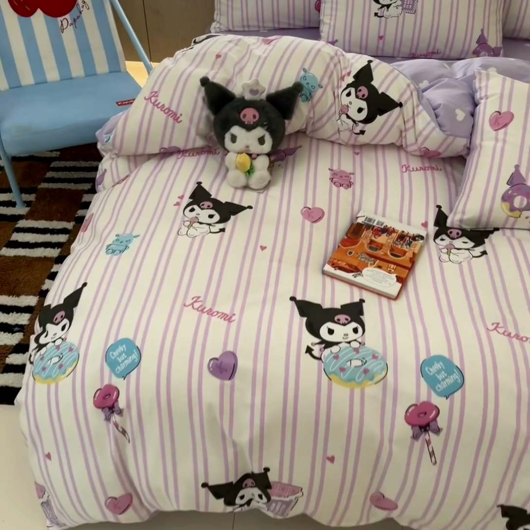 91家纺网 家纺一手货源 找家纺 博雅 2025新款三丽鸥卡通全棉印花小版四件套 紫色条纹库洛米