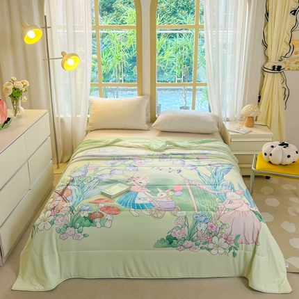 91家纺网 家纺一手货源 找家纺 大世界被王 2025年新款大版印花卡通凉感丝夏被 爱丽丝-绿